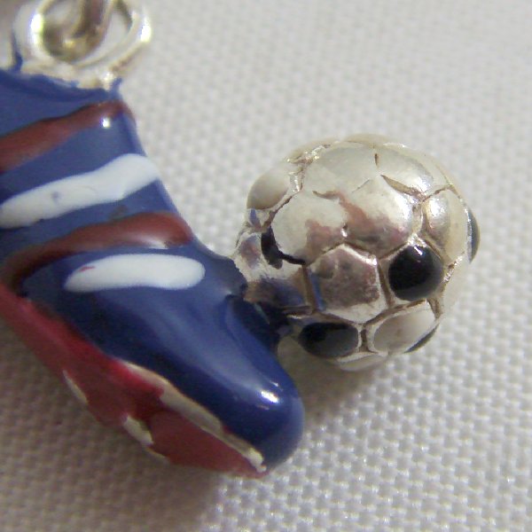 (p1338)Silver pendant with motif of a Futbol shoe.